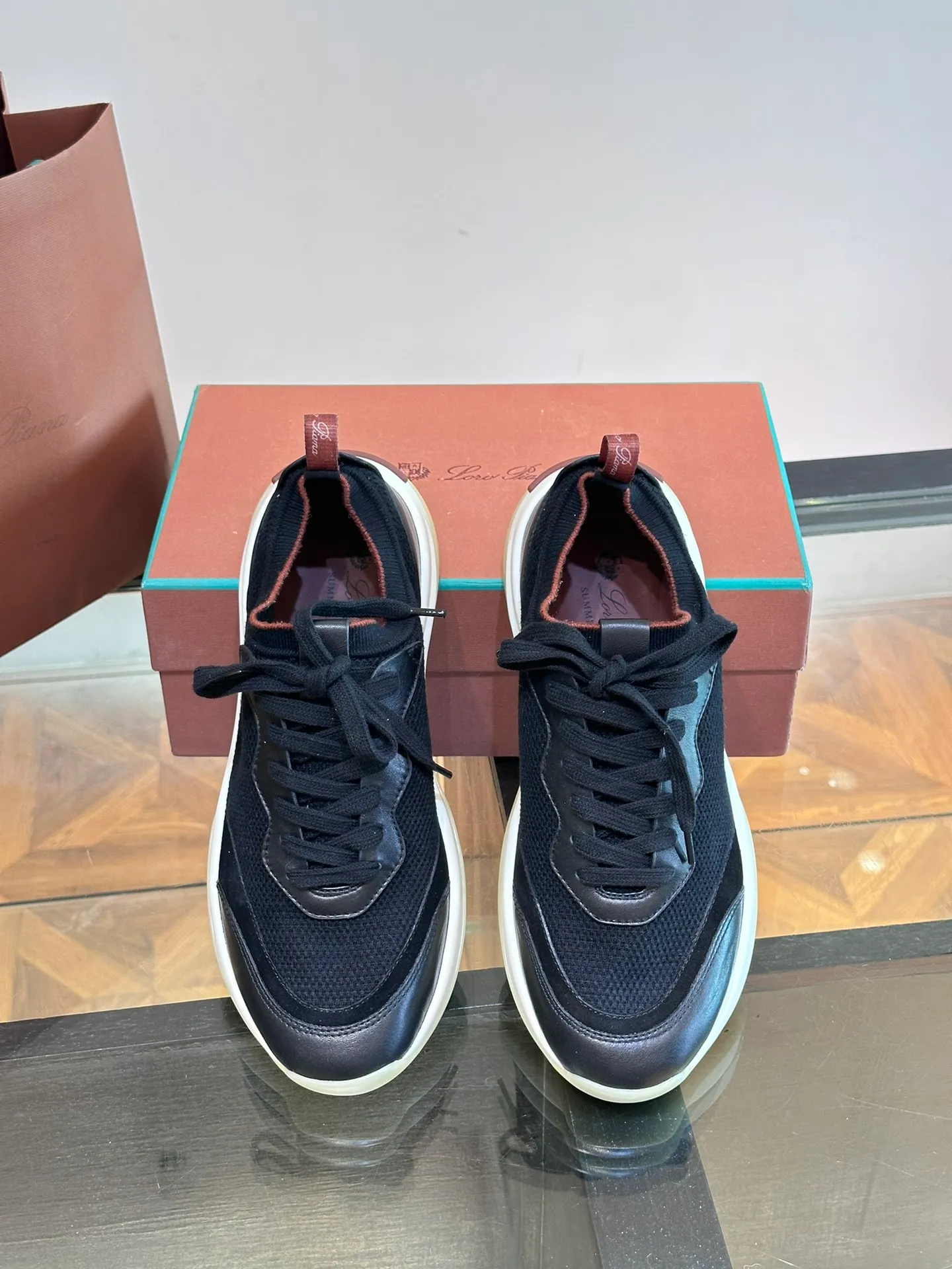 Factory price: 500💰Loro men's shoes💰iana/nuoyoupiana 410 L men's shoes💰 Walk Wish men's sneakers. This sneaker redefines the iconic 360 L men's shoes from a modern perspective💰, using a new shape and a wider silhouette design to create an extraordinary comfortable wearing experience. The ultra-light sole creates a charming modern aesthetic, with a classic slip-on construction and extra laces to wrap your foot for comfort. Smooth calfskin and wool pique knit uppers are paired with a combination suede calfskin lining and logo calfskin foot pads for ultimate comfort and breathability. The toe is inlaid with soft suede embellishments, the heel has contrasting line details, and is matched with an EVA foam and rubber outsole. The upper foot is light, soft and shock-absorbing, making it suitable for daily wear in all seasons. Comes with a full set of original packaging and complete information! Size: 39-44 (45, 46 can be customized)